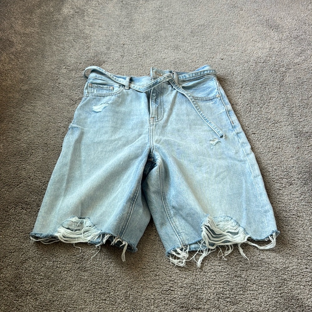 Express 90s Bermuda Denim Shorts Size 2 Light Wash Distressed Frayed Hem